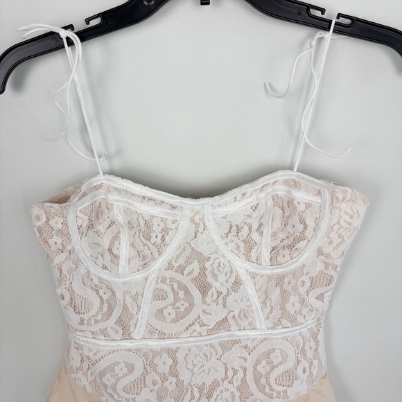 Superdown Stasia Lace Bodysuit in White & Nude Size S - Picture 3 of 11